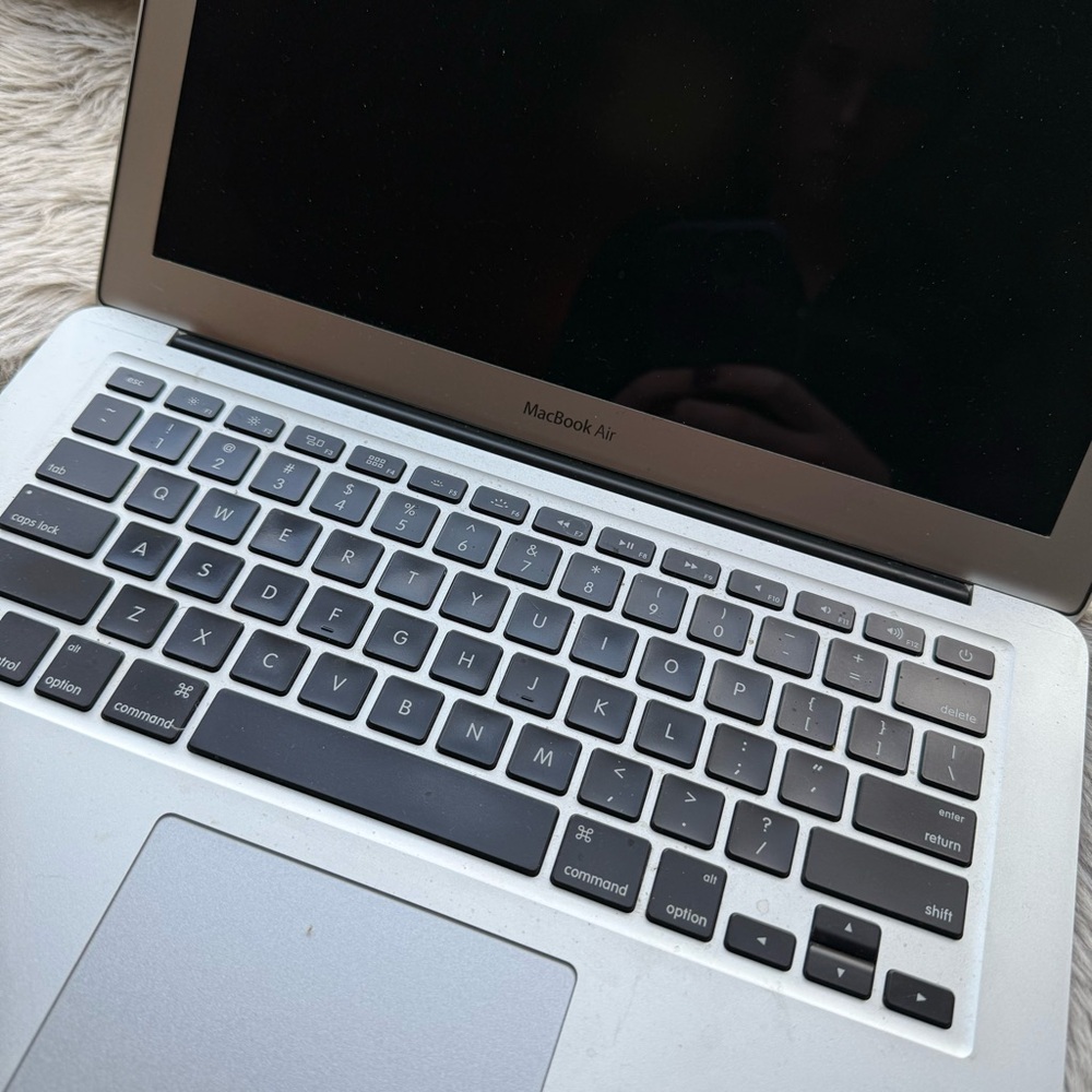 Macbook *Read Description* - Picture 3 of 8